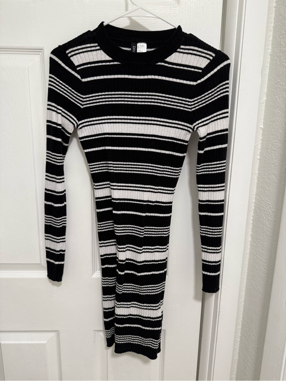 H&M Black & White Ribbed Long Sleeve Dress